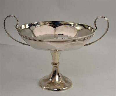 Lot 491 - A silver twin handled pedestal cup, E&D, Birmingham 1921