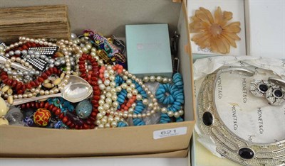 Lot 621 - Quantity of costume jewellery and other oddments, some in silver, including a horn flower...