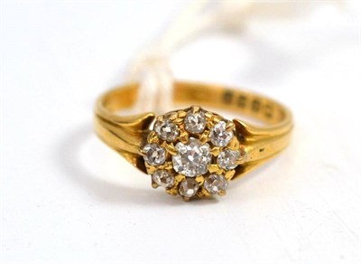 Lot 658 - A diamond cluster ring