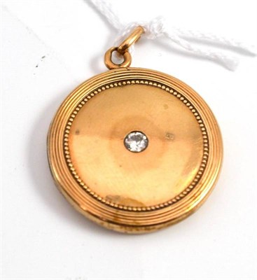 Lot 671 - A diamond set round locket