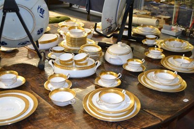 Lot 770 - An extensive Royal Crown Derby tea and dinner service ( 115 pieces)