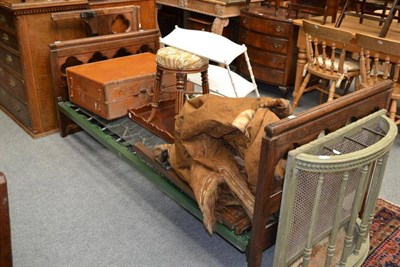 Lot 1444 - A pair of oak single beds