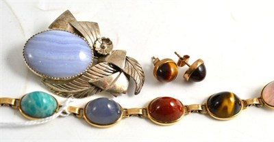 Lot 92 - An agate bracelet, a pair of tiger's eye set earrings and an agate brooch