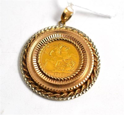 Lot 109 - A 1976 sovereign in a 9ct gold fancy pendant mount