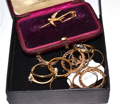Lot 146 - Twelve assorted rings and a bar brooch