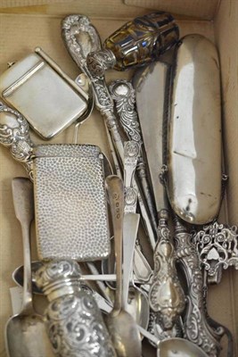 Lot 280 - A collection of 18th to 20th century silver including: a chatelaine/scissors holder, an aide...