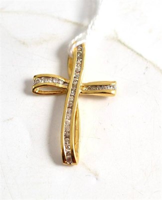 Lot 285 - A diamond set cross pendant