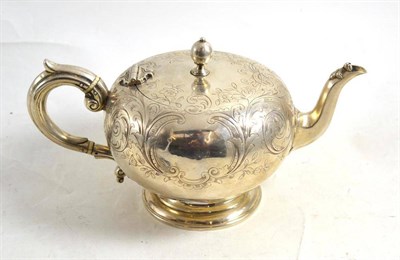 Lot 157 - An Scottish silver bullet teapot, Edinburgh 1845