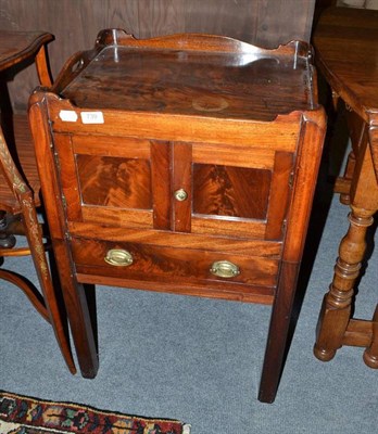 Lot 739 - George III mahogany tray top commode