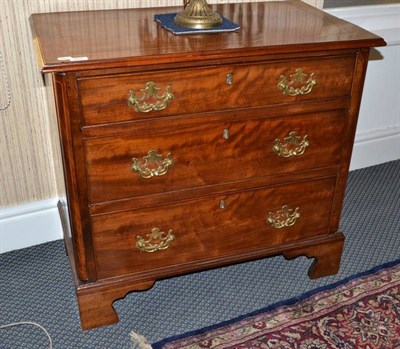 Lot 902 - A mahogany three drawer straight fronted chest of drawers