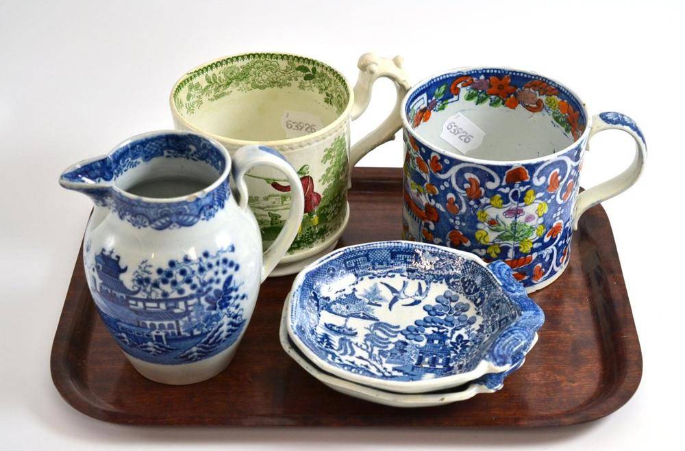 Lot 155 - A pair of pearlware willow pattern shell shaped pickle dishes, 13.5cm; a similar temple pattern...