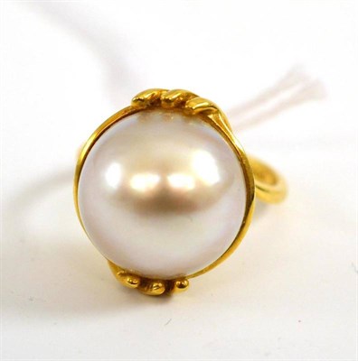 Lot 211 - # An 18ct gold mabe pearl single stone ring, the mabe pearl in a fancy claw setting, to twist...