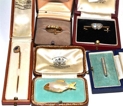 Lot 401 - A small quantity of jewellery, including a brooch in the form of a fish, set with a baroque...