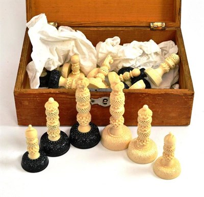 Lot 559 - An early 20th century carved ivory chess set, King 9cm high