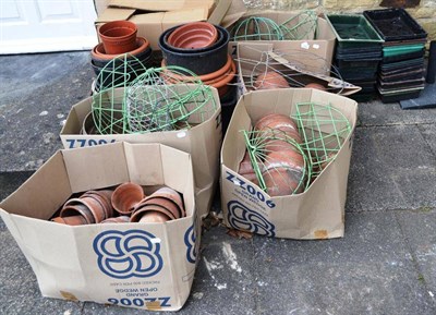 Lot 1422 - Quantity of assorted plastic and terracotta garden pots, hanging baskets, plastic garden trays