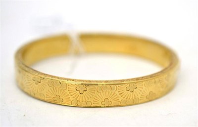 Lot 9 - A hinged bangle, with floral decoration