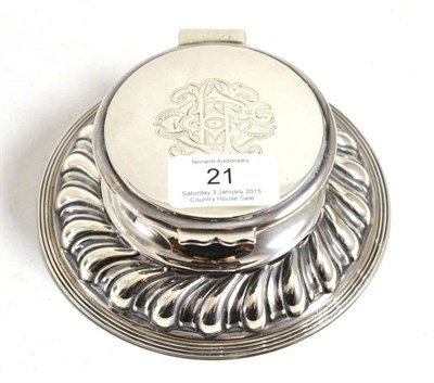 Lot 21 - An Edwardian silver capstan inkstand with gadrooned edge, Sheffield 1909, 14cm diameter of base