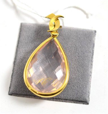 Lot 146 - An 18ct gold rose quartz pendant, a briolette rose quartz within a yellow rubbed over setting, on a