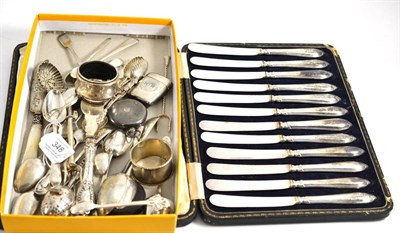 Lot 348 - A set of twelve silver handled tea knives and a collection of assorted silver and plated teaspoons