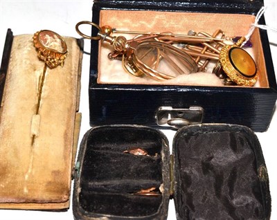 Lot 448 - A small quantity of jewellery including a cameo stick pin, in (very damaged) case, an albert,...