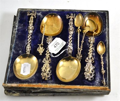 Lot 470 - Set of four Victorian silver gilt spoons and four silver gilt teaspoons (a.f.)