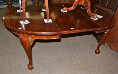 Lot 754 - An early 20th century mahogany extending dining table, fitted two additional leaves