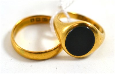 Lot 239 - An 18ct gold bloodstone set signet ring, finger L1/2, and a 22ct gold band ring, finger size P (2)