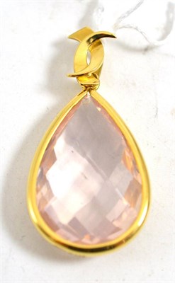 Lot 252 - An 18ct gold rose quartz pendant, a briolette rose quartz within a yellow rubbed over setting, on a