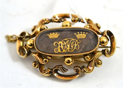 Lot 404 - A memorial brooch, a locket inset with plaited hair, overlaid with script initials, 'HNB', with two