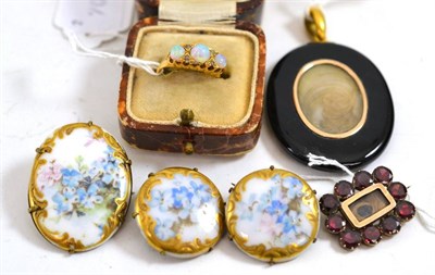 Lot 417 - A small quantity of jewellery including an 18ct gold opal and diamond ring, a jet locket, enclosing