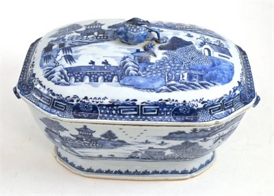 Lot 479 - A Chinese tureen and cover, 31cm diameter