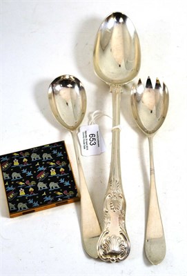 Lot 653 - Silver Kings pattern serving spoon, a pair of silver salad servers and a lady's compact