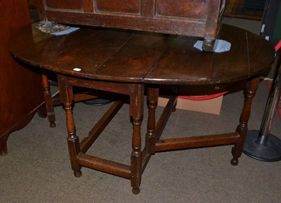 Lot 1550 - An early 18th century six seater gate leg table