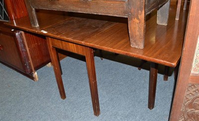 Lot 1747 - Mahogany gate leg table