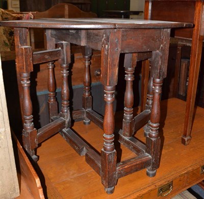 Lot 1769 - An oak gate leg table