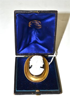Lot 27 - A cameo brooch, the hardstone cameo depicting a classical head, within an oval frame with ropetwist
