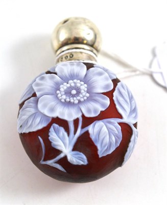 Lot 279 - Victorian Webb cameo glass scent bottle with silver top