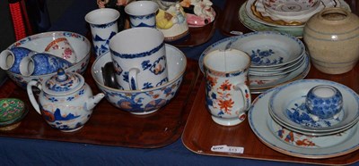 Lot 513 - * A quantity of Chinese export ceramics to include a Canton mug, pair of vases, two bowls, set...