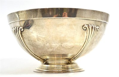 Lot 524 - * A silver footed bowl, maker's mark C.E, London 1932