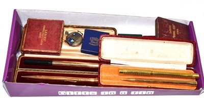 Lot 526 - * A 9ct gold propelling pencil, 'The De La Rue Pencil', stamped 9ct, a 9ct gold fountain pen, De La