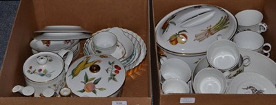 Lot 636 - * Quantity of Royal Worcester Evesham pattern dinner wares