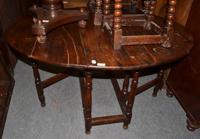 Lot 1371 - An early 18th century oak gateleg table on spindle turned legs