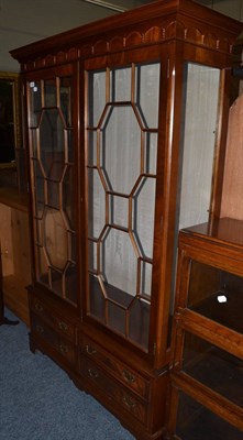 Lot 1526 - Reproduction mahogany bookcase