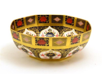Lot 99 - A Royal Crown Derby octagonal bowl in the Imari palette No. 1128, diameter 21cm
