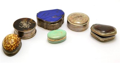 Lot 397 - A group of 18th to 20th century boxes comprising a hardstone box with gold mounts and elaborate...
