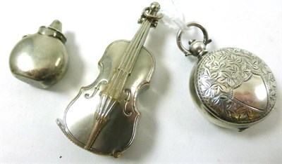 Lot 579 - A silver sovereign case, plated cello vesta and a silver pouncer