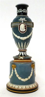 Lot 135 - * A Wedgwood vase with cameo and swag decoration