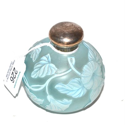 Lot 226 - * A Thomas Webb & Sons glass cameo scent bottle, applied with leaves and flowers, 7.5cm high