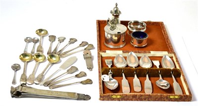 Lot 491 - A collection of assorted silver to include six fiddle pattern tea spoons, mustard pot, salt,...