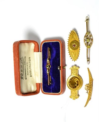 Lot 542 - Five assorted brooches, including; a peridot and seed pearl bar brooch, a citrine set brooch, a...